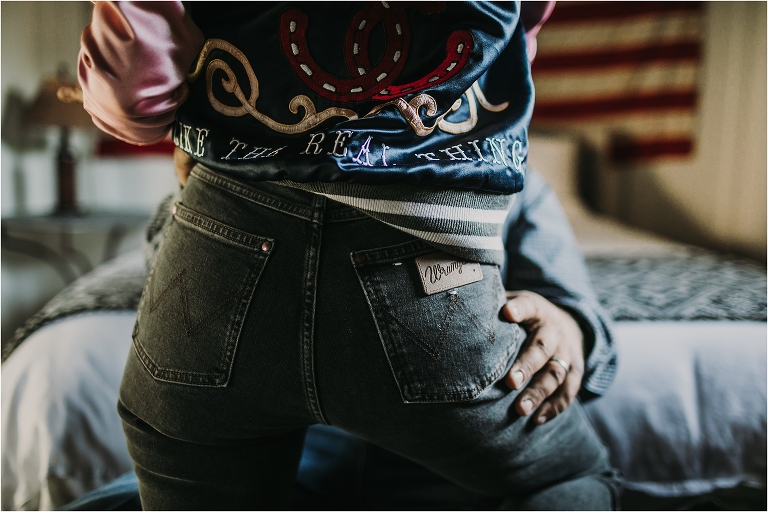 Western Fashion Style Inspo on the farm with Lindsay Branquinho wearing Wrangler jeans by Elizabeth Hay Photography